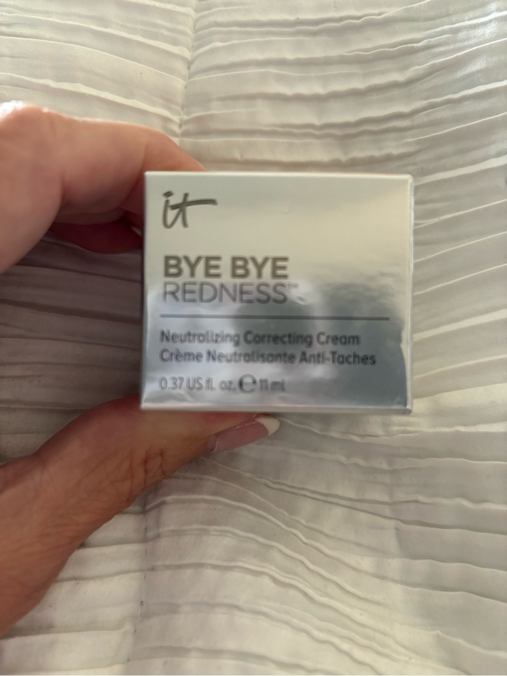 it cosmetics Bye Bye Redness Neutralizing Correcting Cream - Silver Packaging